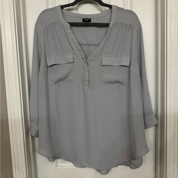 TORRID Harper Georgette Pullover 3/4 Sleeve Blouse- light gray size 2 - Picture 1 of 3